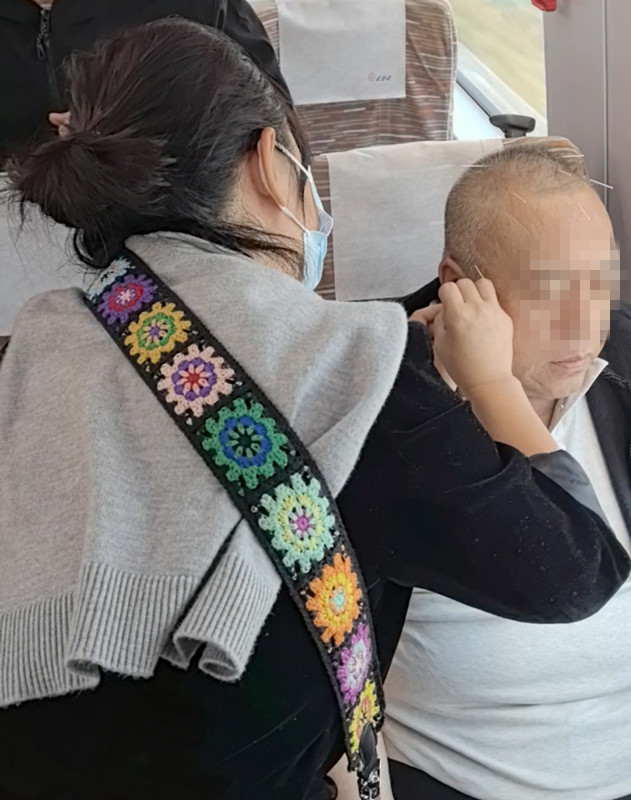 医生列车上施救突发疾病乘客