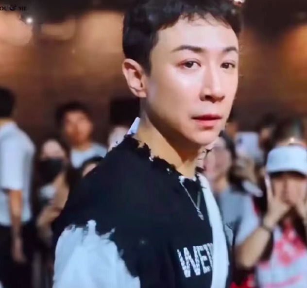张维伊换造型 称重新再来
