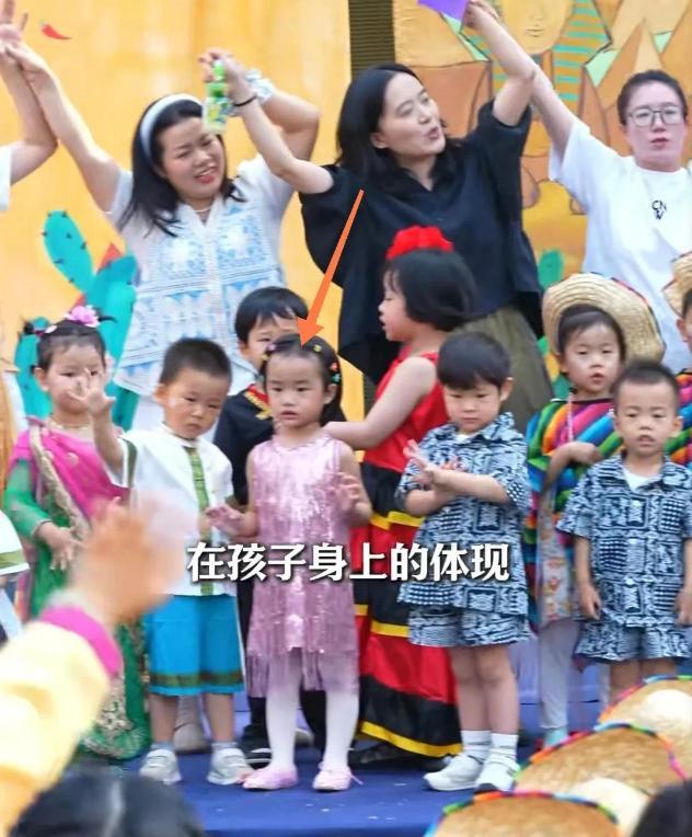 李亞鵬拄拐和妻子看女兒演出 一家三口幸福同框