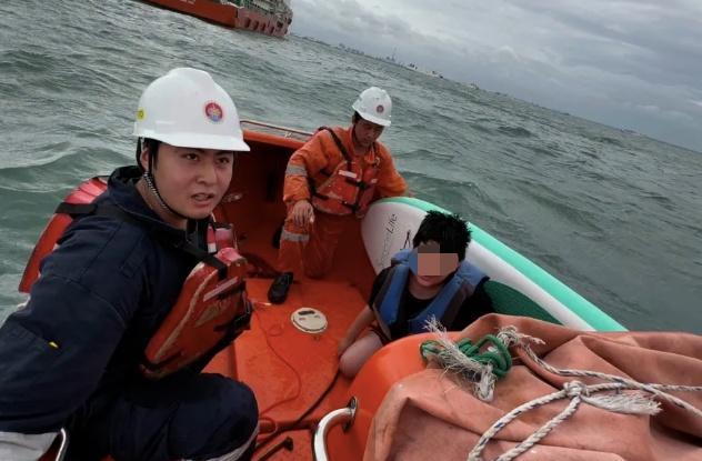 男童台风天海上漂流5小时获救 救援船及时出手