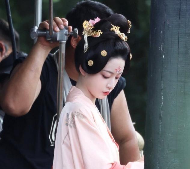 白鹿晒《莫离》片场工作照 古装造型引热议