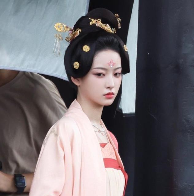 白鹿晒《莫离》片场工作照 古装造型引热议