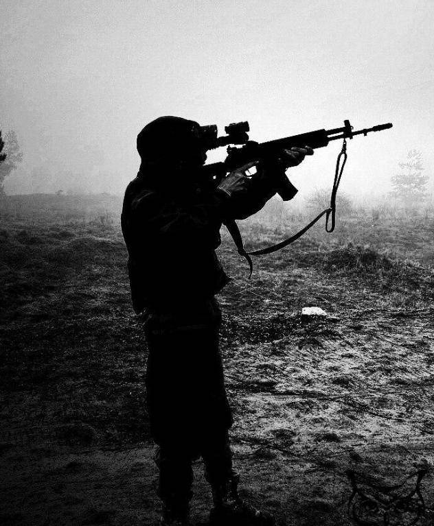 俄军大规模炮轰赫尔松沿岸 夜战火光映战场