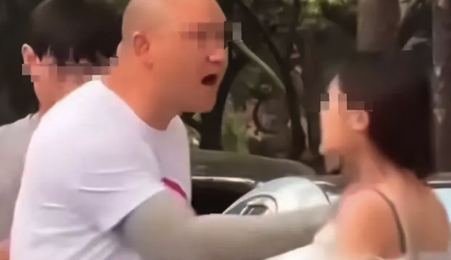 南京街头路怒男子疑打掉女子牙齿 警方通报：该男子涉故意伤害被刑拘
