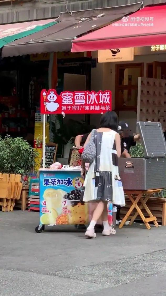 倒賣蜜雪冰城檸檬水當(dāng)事人發(fā)聲 景區(qū)擺攤引發(fā)熱議