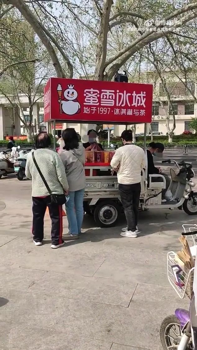 當(dāng)事人回應(yīng)在景區(qū)倒賣(mài)蜜雪檸檬水 擺攤行為引熱議