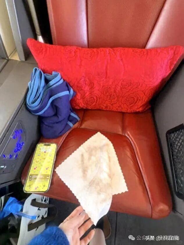 乘客吐槽高鐵商務(wù)座一擦全是黑印