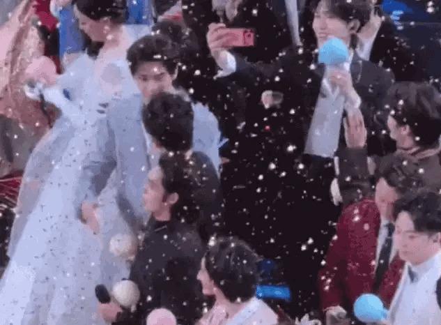 回顾各地跨年名场面 『肖战』红海震撼现场