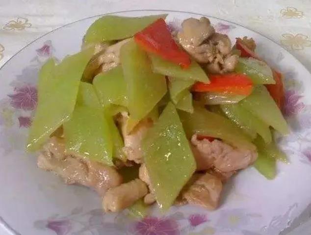 莴笋遇上鸡脆骨，家常菜变绝配，营养翻倍牙更好