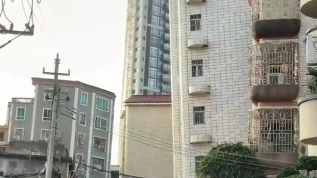 广东多栋楼房发生倾斜 直击现场：周围拉起警戒线，附近居民已撤离