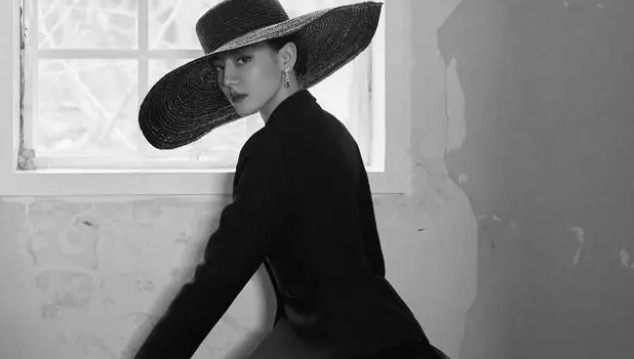 迪丽热巴复古名伶造型