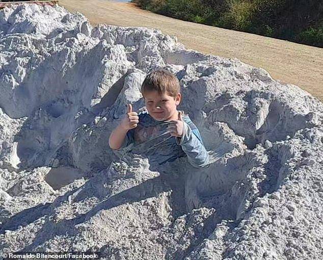 7岁男孩跳进石灰石堆玩后死亡 他们当时并没有意识到这种粉末所带来的危险