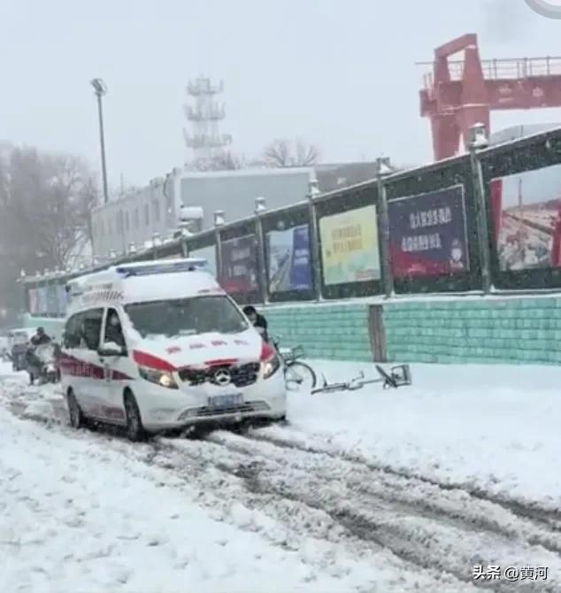 济南暴雪救护车被困 市民主动帮忙 风雪中的温暖相助