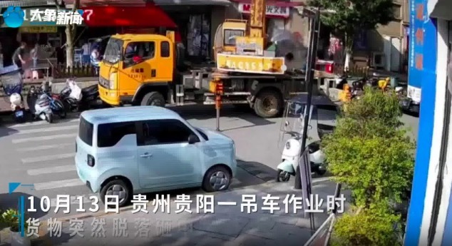 一吊车货物脱落砸中路人，应急：三人被砸，无生命危险