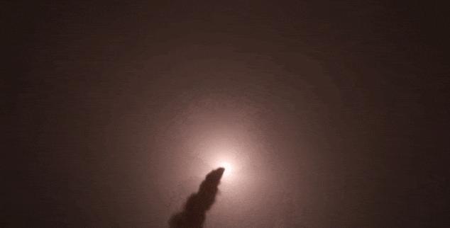 特朗普发文称,美军已对伊朗石油出口枢纽哈尔克岛的军事目标发动“猛烈空袭” 行动彻底摧毁岛上军事目标