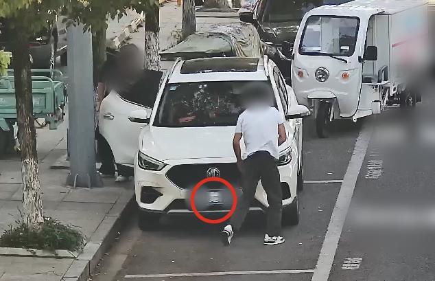男子为省停车费用口罩遮挡车牌