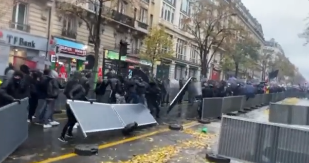 法国街头变“战场”！黑衣蒙面人满街追打警察
