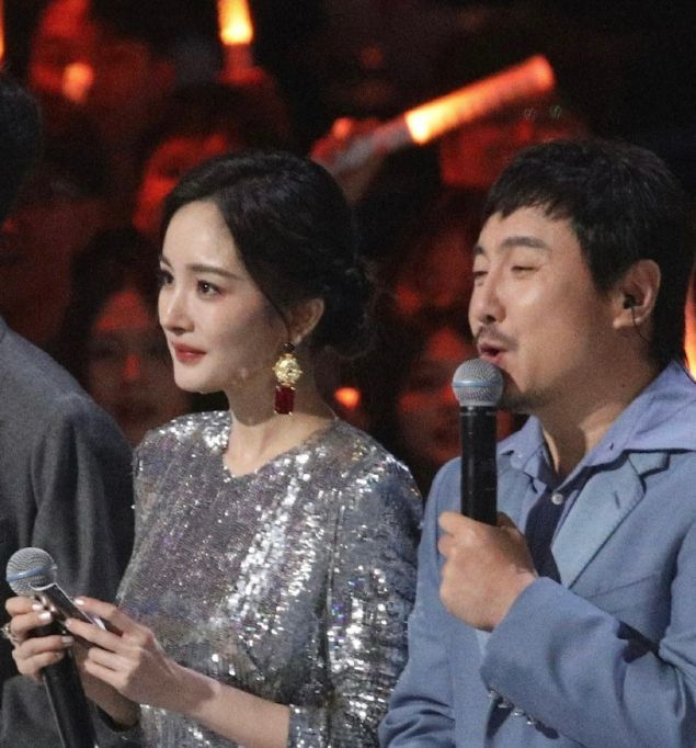 沈腾杨幂同框秀穿搭：一个英俊出众，一个美艳动人