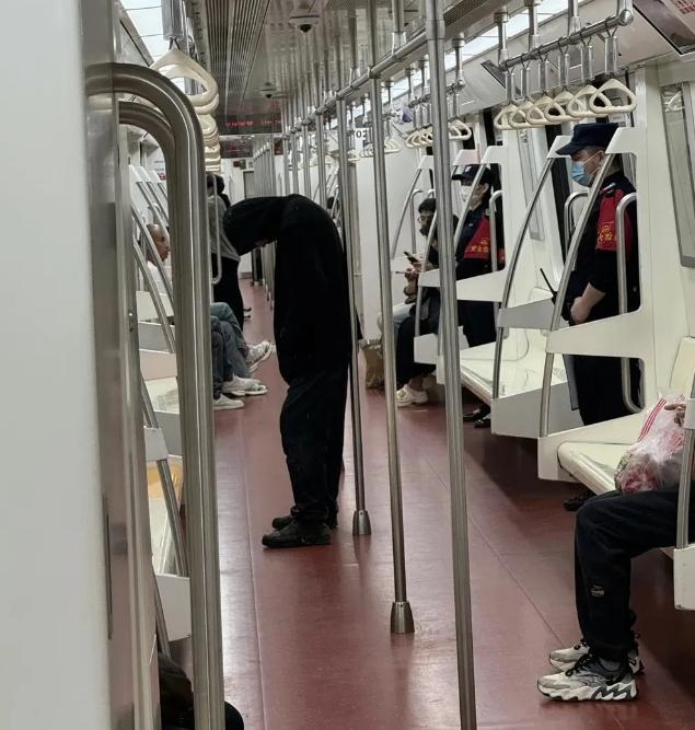 西安地铁黑衣男子被带走警方回应 直接影响乘车秩 案件正侦办中
