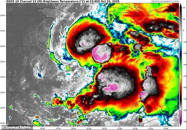 气象学家拍下风暴“梅丽莎”风眼