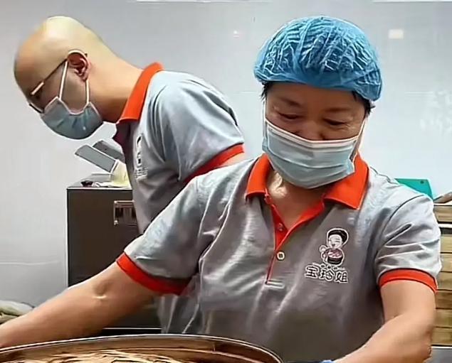 箱包女王破产后卖包子重启人生 从辉煌到重生的坚韧之路