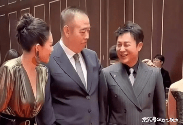 同样是和张颂文合影，看看陈凯歌，再看看章子怡，格局差距很明显