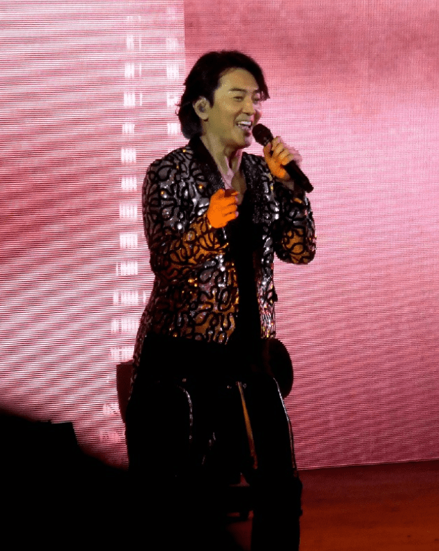 真把自己当日本人？郑伊健中国开演唱会，蒙嘉慧发言全程讲日语