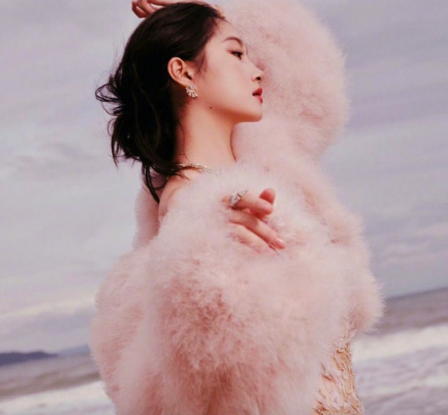 关晓彤ES高定 很美也很适合她的一套look!