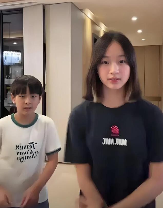 憨态可掬Max与NeiNei共舞，尽显姐弟情深