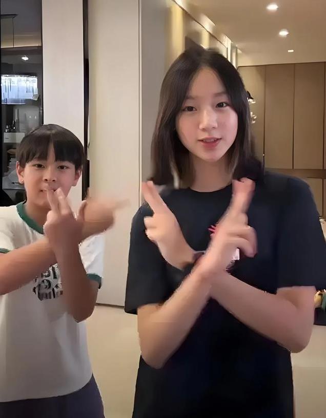 憨态可掬Max与NeiNei共舞，尽显姐弟情深