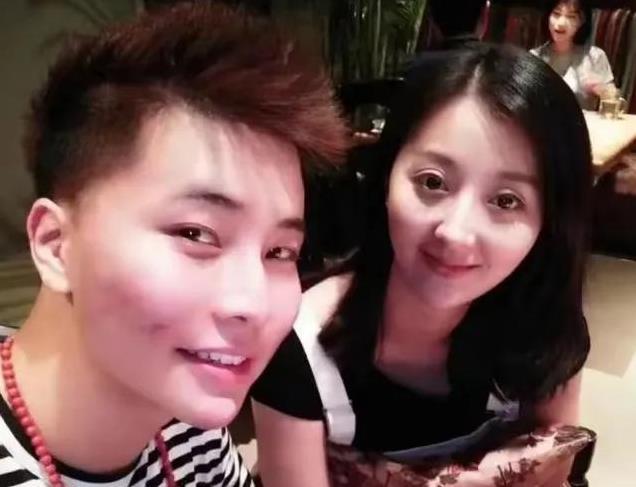 付笛生携儿子儿媳到奥地利！任静戴着30万镯子 与老公街头甜蜜相拥