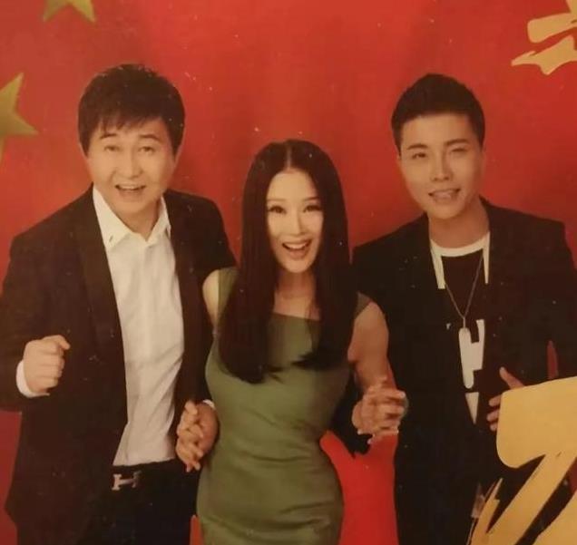 付笛生携儿子儿媳到奥地利！任静戴着30万镯子 与老公街头甜蜜相拥