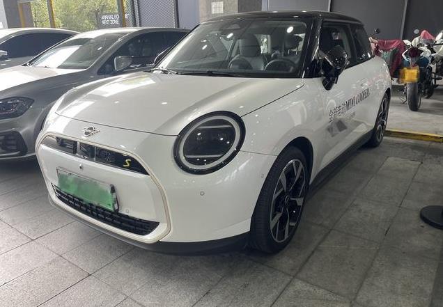 20万降至14万！纯电MINI加入价格战，与比亚迪海豚同价怎么选？