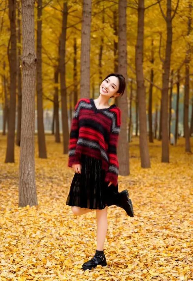 蓝羽，最美主持人，中国传媒大学校花，今天晚上金鸡奖和大家见面