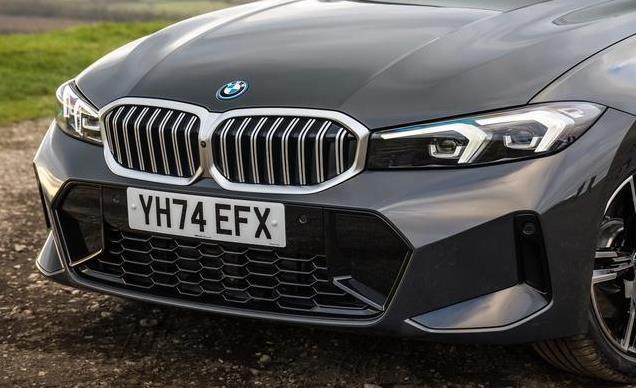 2025宝马 330e 混合动力车评测——更大的电池