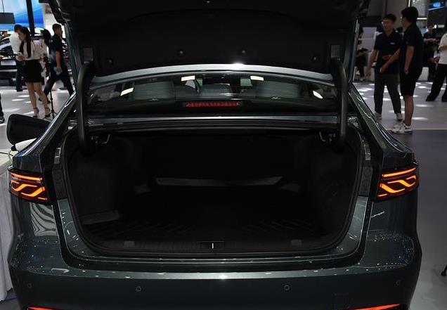 奇瑞A8L上市，油耗1.88L，续航2100km，酷似奥迪A7，限时9.99万起