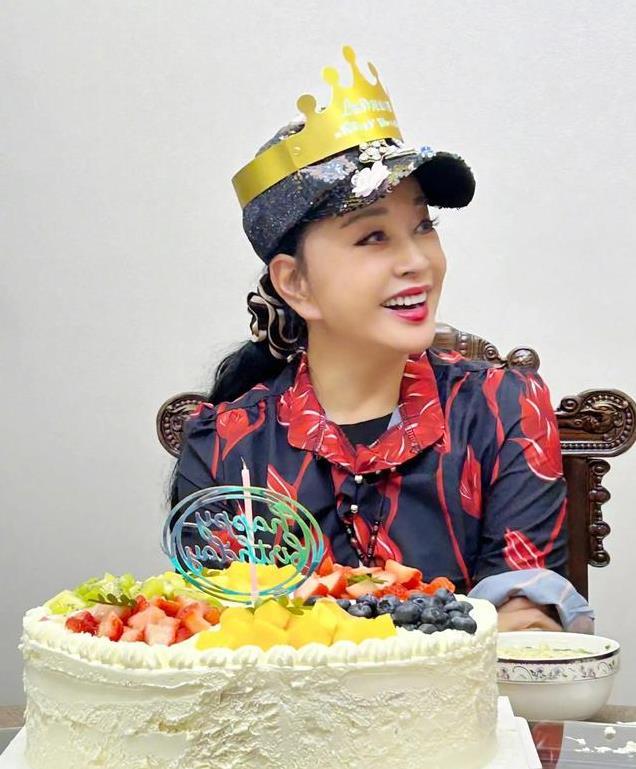 74岁刘晓庆现身洛杉矶，真显年轻，飙金句“不靠颜值要靠才华”
