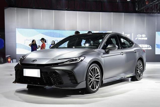 2025款凯美瑞光辉版！换装黑化套件 哑光车漆，搭载2.0L电混双擎