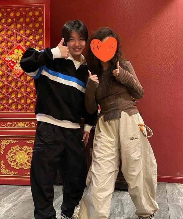 57岁张蔷北京团建，女儿咸欣宜罕见出镜，一路繁花只叫了牛在在来