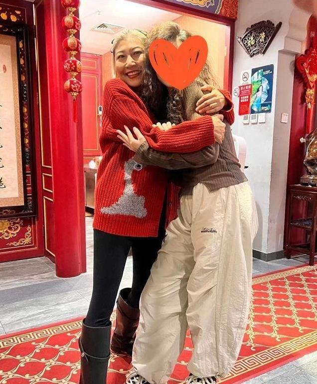 57岁张蔷北京团建，女儿咸欣宜罕见出镜，一路繁花只叫了牛在在来