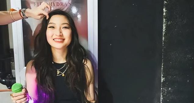 57岁张蔷北京团建，女儿咸欣宜罕见出镜，一路繁花只叫了牛在在来