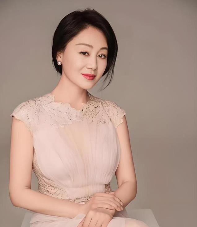 王姬做姥姥了,女儿嫁当红小生,亲家曾是央视《新闻联播》主播_新闻看看