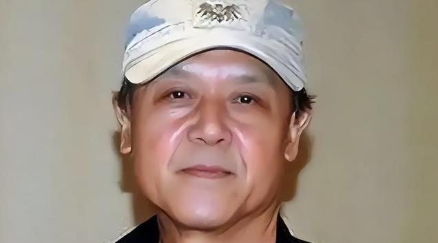 他是著名演员，不买车不开车，84岁坚持打卡上班，终生只爱一个人