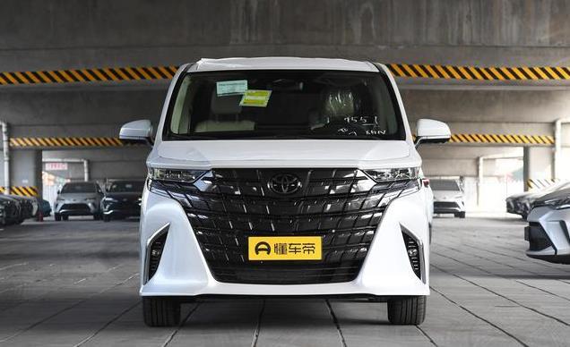 2025款丰田埃尔法上市，外观变化明显，配置有所提升