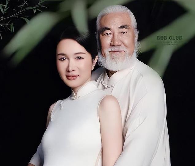 在当爷爷的年纪当爸爸！73岁张纪中美国带娃，玩一分钟就气喘吁吁