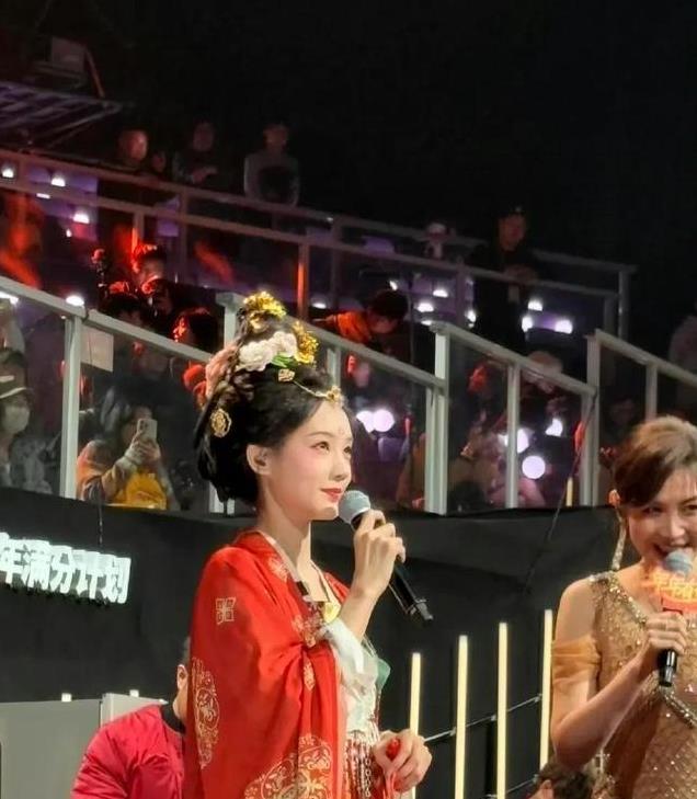 李一桐路人镜头长这样?不是,怎么随手拍都那么好看