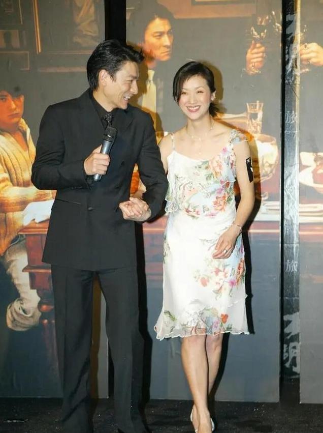 56岁吴倩莲街头偶遇，满头白发穿汗衫显沧桑，真实美感反而更动人