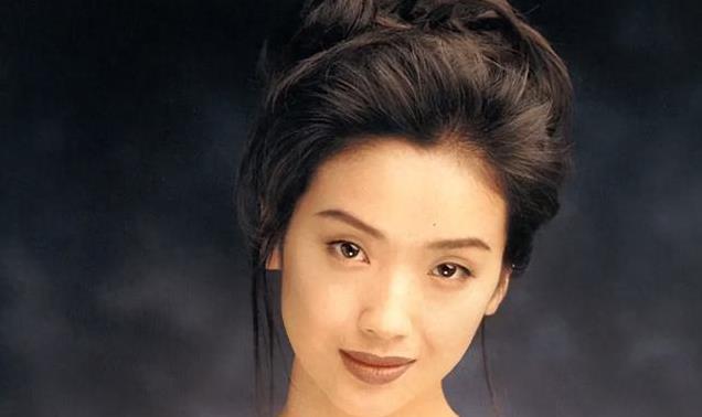 56岁吴倩莲街头偶遇，满头白发穿汗衫显沧桑，真实美感反而更动人