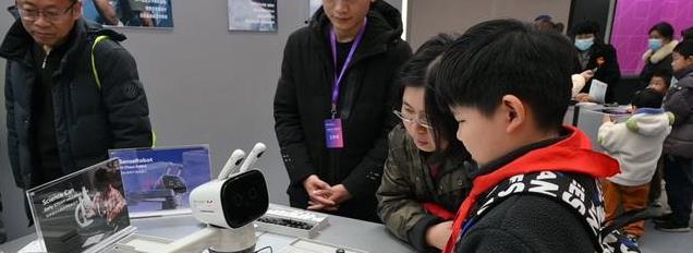 AI革新生活，软硬件结合引领未来，模速空间助力智能发展。
