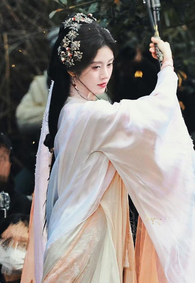 《万花世界》阵容揭晓!鞠婧祎联手赵一龙,男主颜值成焦点!